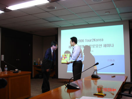 韩国观光公社负责人向卫强先生赠送礼品表示感谢